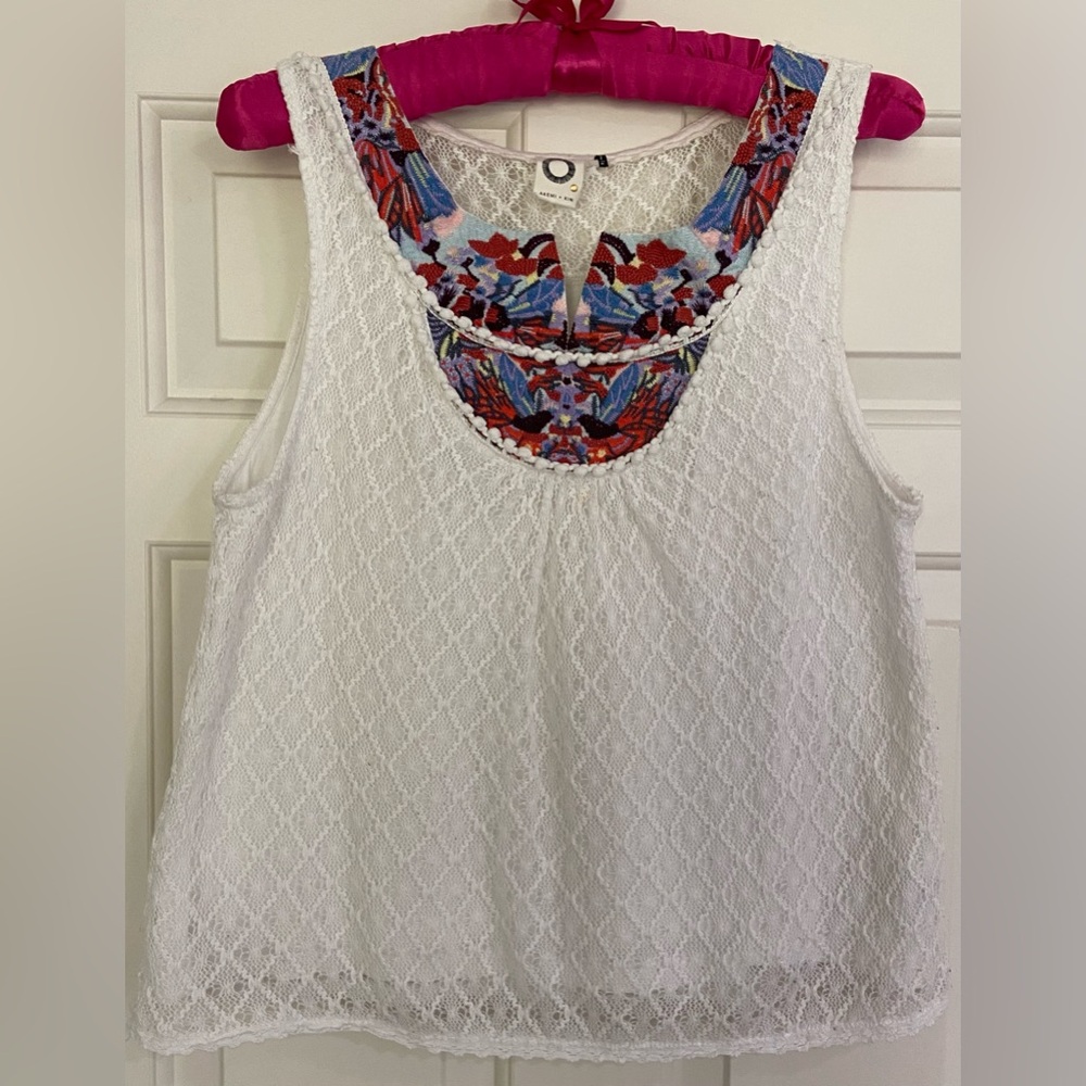 ANTHROPOLOGIE Akemi + Kin White Lace Sleeveless w/ Embroidered Neckline